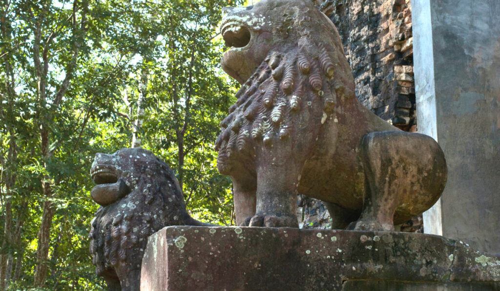 サンボー・プレイ・クック遺跡の獅子