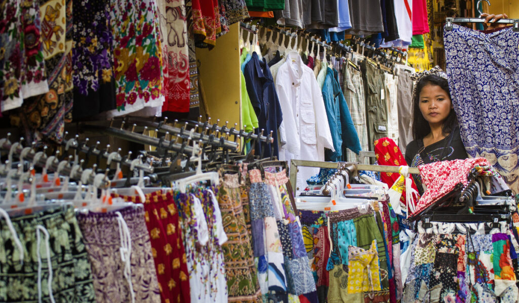 カンボジアの市場の服屋
