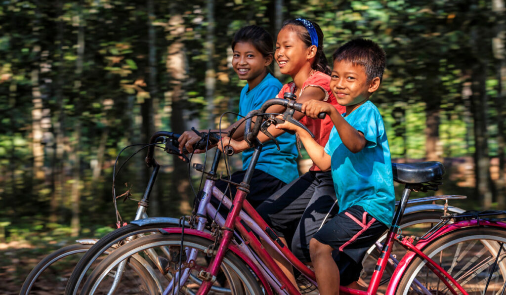 自転車に乗るカンボジアの子どもたち