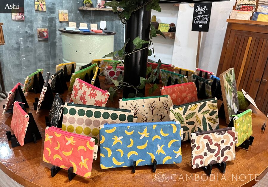 Ashiの店内に並ぶ、カンボジア産バナナペーパー製のおしゃれなポーチ。カンボジアの植物をイメージしたデザイン