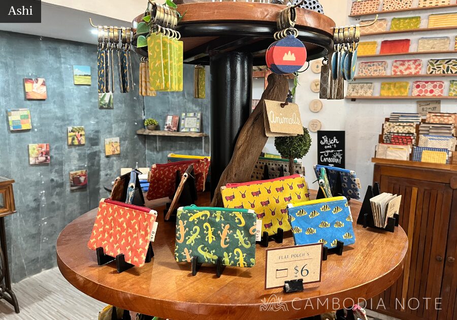 Ashiの店内に並ぶ、カンボジア産バナナペーパー製のおしゃれなポーチ。カンボジアの生き物をイメージしたデザイン