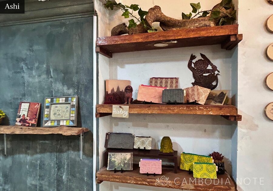 Ashiの店内に並ぶ、カンボジア産バナナペーパー製のおしゃれなポーチ。カンボジアの遺跡をイメージしたデザイン