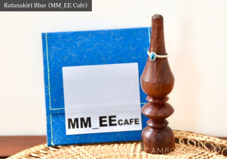 カンボジア・ラタナキリ州産のブルージルコン(ラタナキリブルー)の指輪と木製リングスタンド