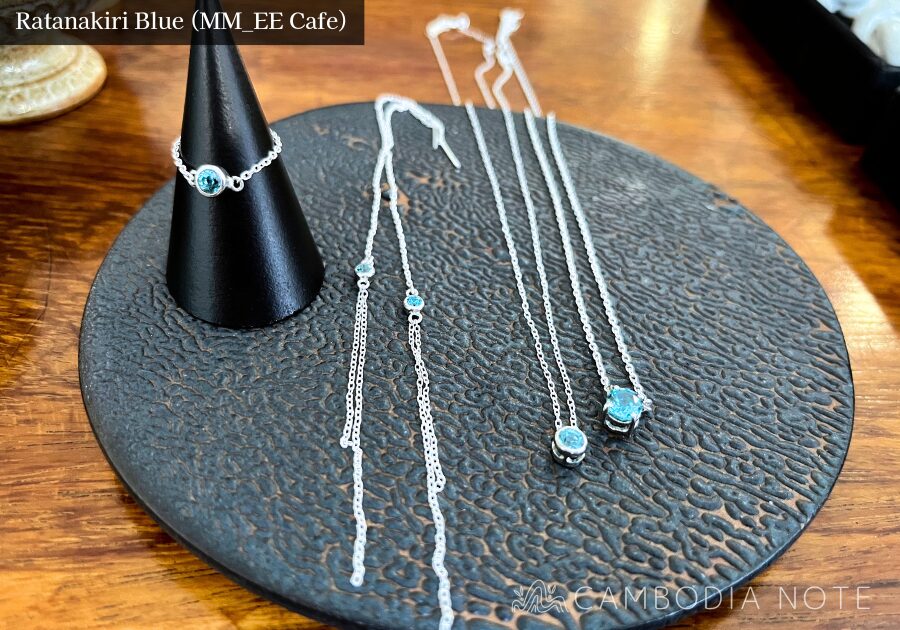 カンボジアで人気のラタナキリブルーのネックレスとピアス
