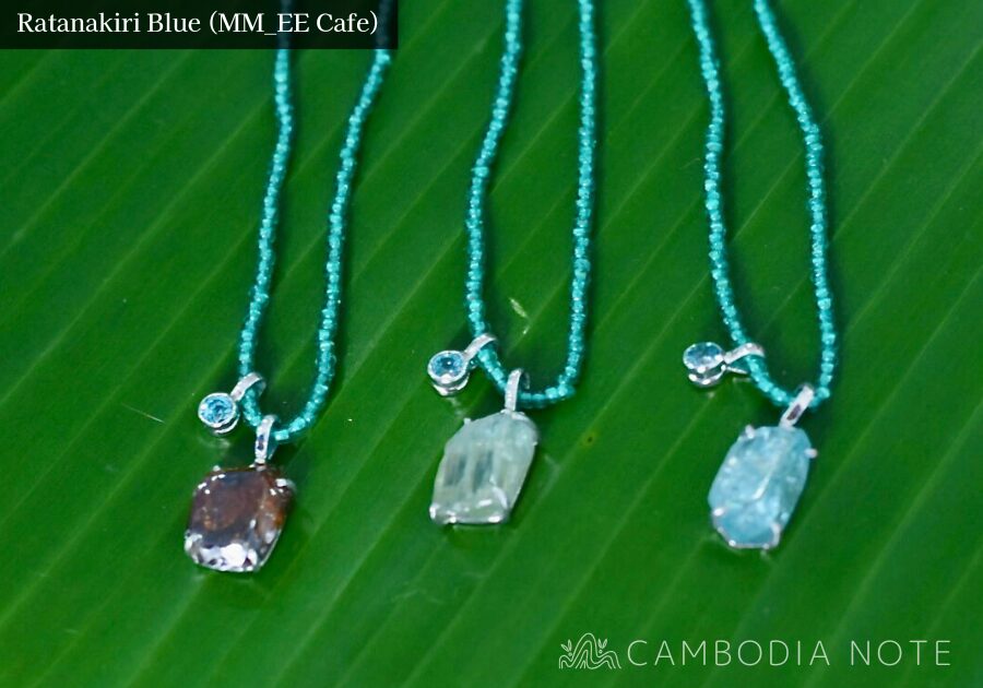 MM_EE Cafeで販売されているラタナキリブルーの原石アクセサリー