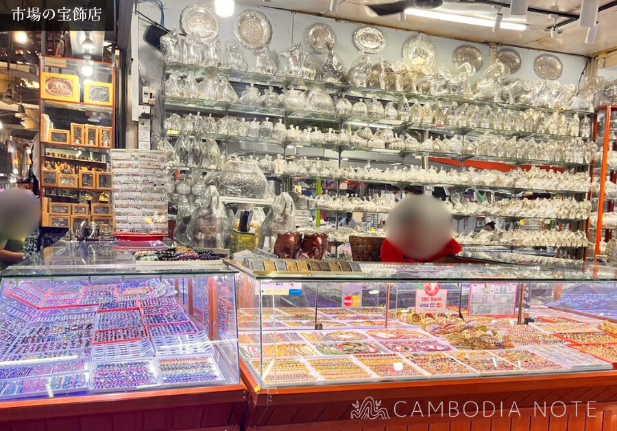 カンボジアの市場内の宝飾店