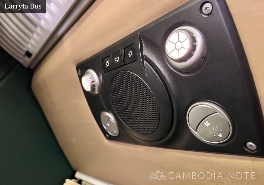 Larryta社の寝台バス車内の様子。個室タイプのリクライニングシートと清潔な内装が特徴。