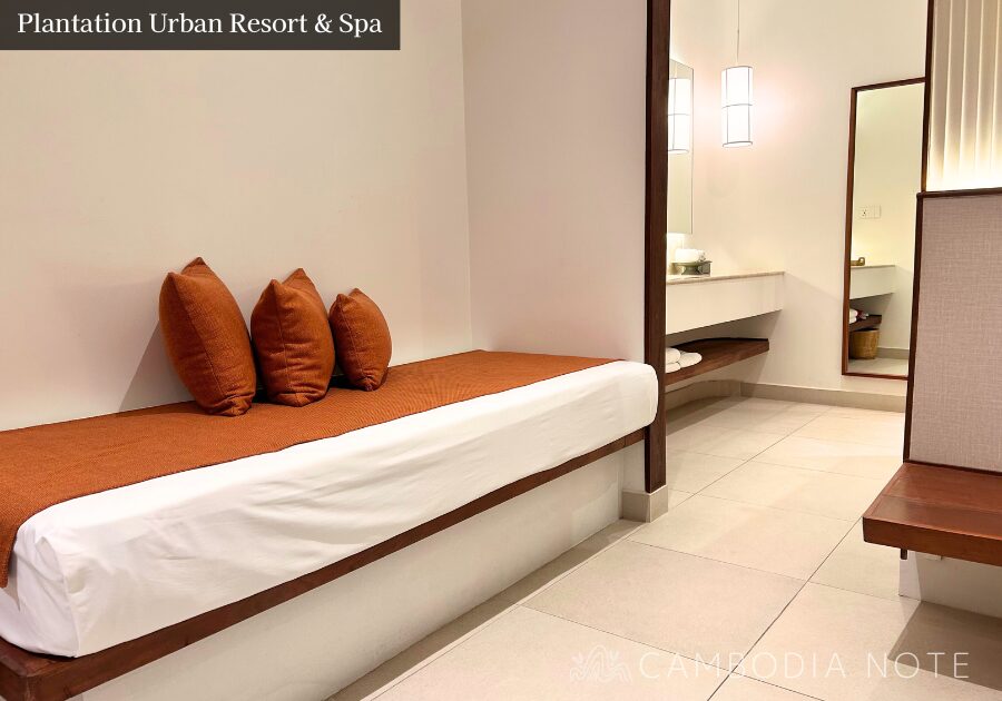 Plantation Urban Resort & Spaの客室。清潔感があり広々とした空間で、バルコニー付きの快適な滞在が楽しめる