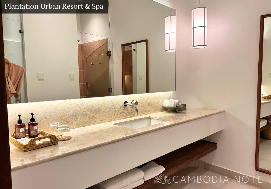 Plantation Urban Resort & Spaの客室。清潔感があり広々とした空間で、バルコニー付きの快適な滞在が楽しめる