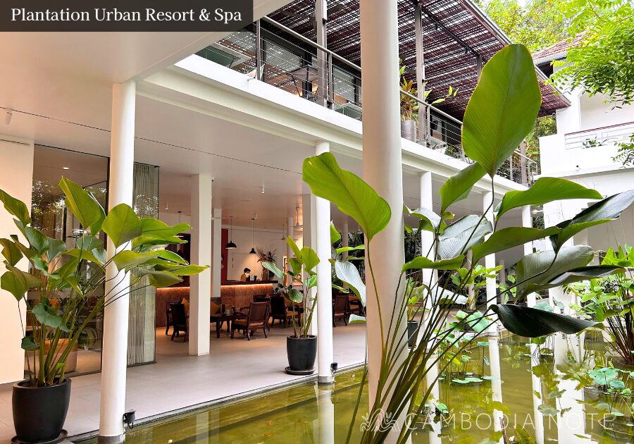 プノンペン中心部にあるPlantation Urban Resort & Spaのホテルエントランス。洗練されたデザインと緑が映える入り口