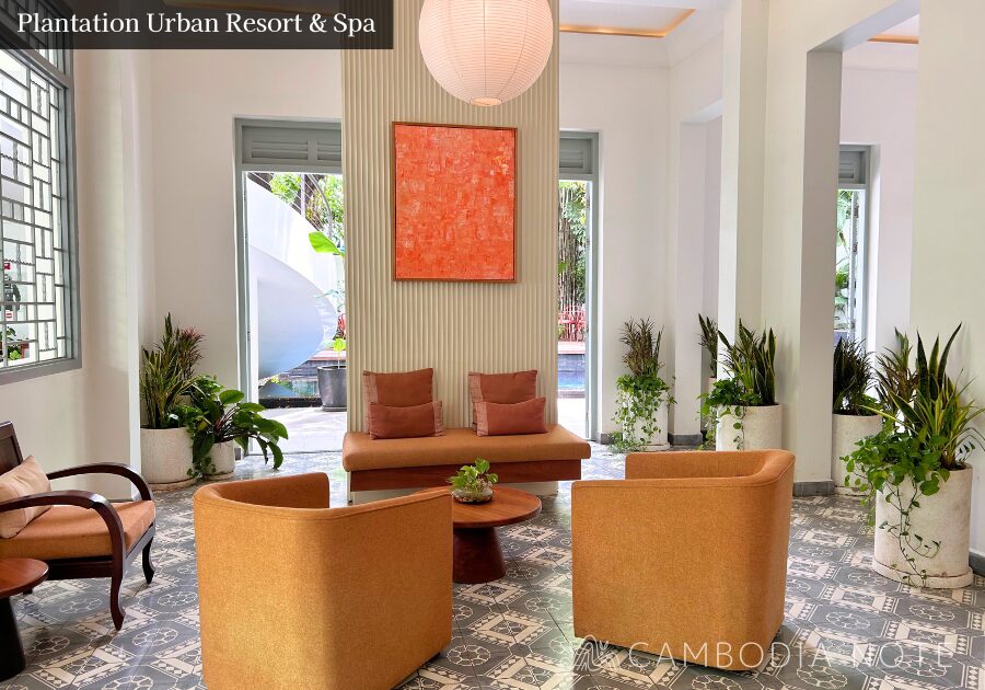 プノンペン中心部にあるPlantation Urban Resort & Spaのホテルエントランス。洗練されたデザインと緑が映える入り口
