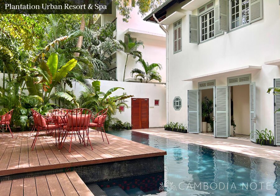 プノンペン中心部にあるPlantation Urban Resort & Spaのホテルエントランス。洗練されたデザインと緑が映える入り口