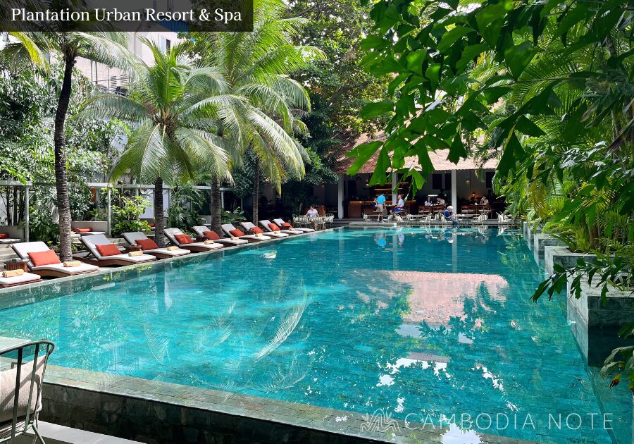 南国の植物に囲まれたPlantation Urban Resort & Spaの屋外プール。プールサイドのデッキチェアでリゾート気分を満喫できる