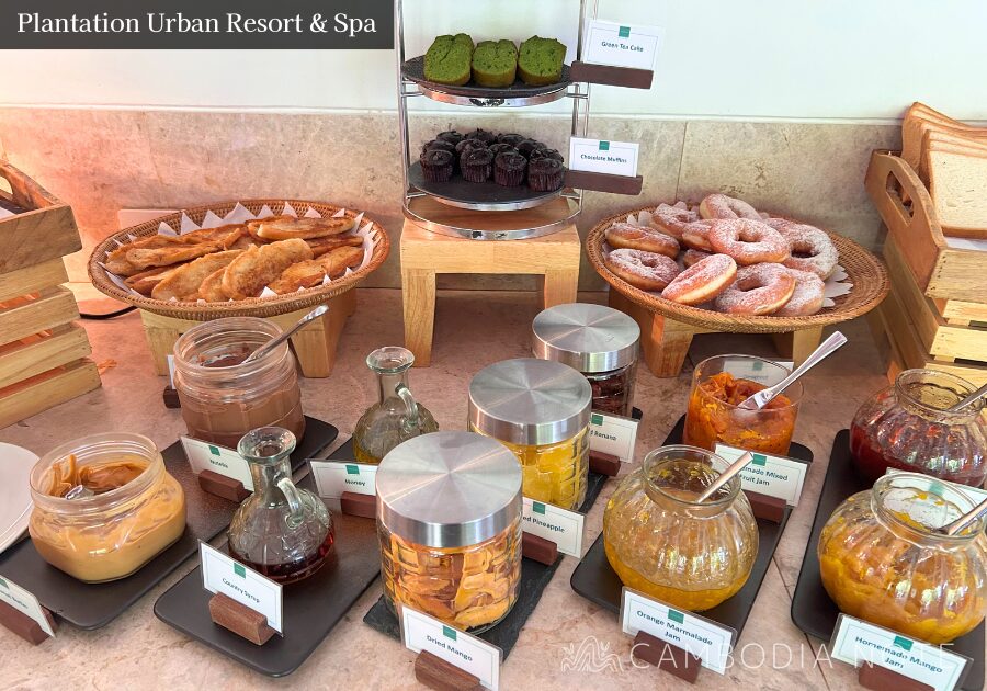 Plantation Urban Resort & Spaの朝食。フルーツやチーズ、洋食からアジア系まで種類豊富で満足度の高いメニュー