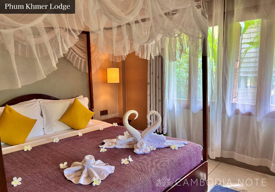 シェムリアップのPhum Khmer Lodge客室。木造建築の温もりが感じられる広々とした部屋とバルコニー