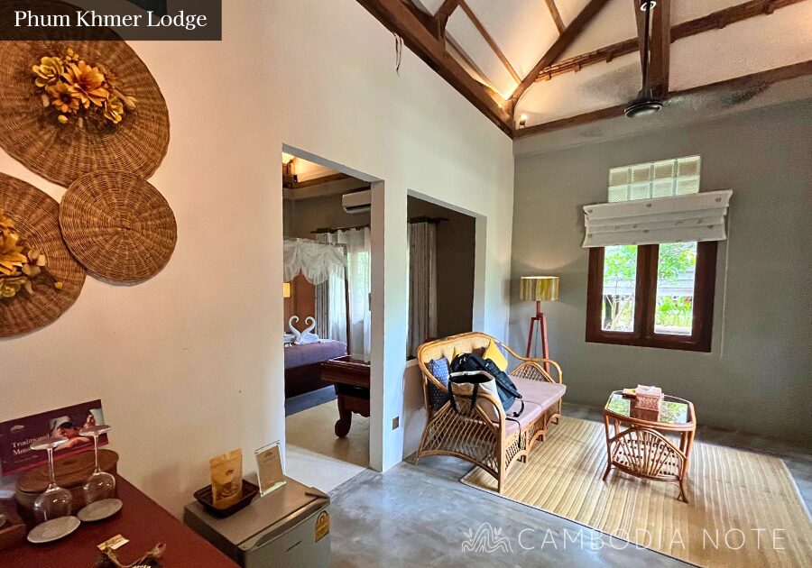 シェムリアップのPhum Khmer Lodge客室。木造建築の温もりが感じられる広々とした部屋とバルコニー