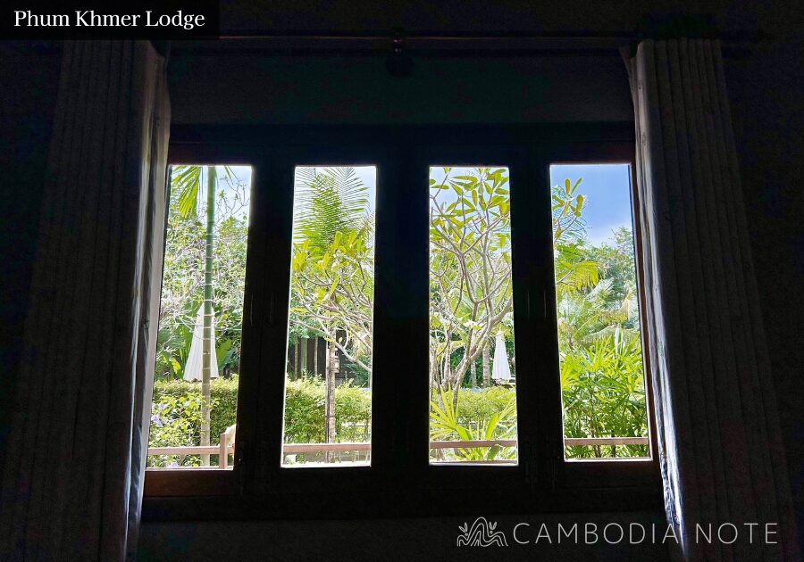 シェムリアップのPhum Khmer Lodge客室。木造建築の温もりが感じられる広々とした部屋とバルコニー