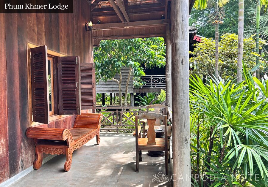 シェムリアップのPhum Khmer Lodge客室。木造建築の温もりが感じられる広々とした部屋とバルコニー