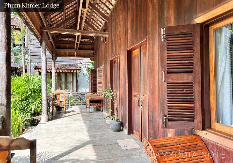 シェムリアップのPhum Khmer Lodge客室。木造建築の温もりが感じられる広々とした部屋とバルコニー