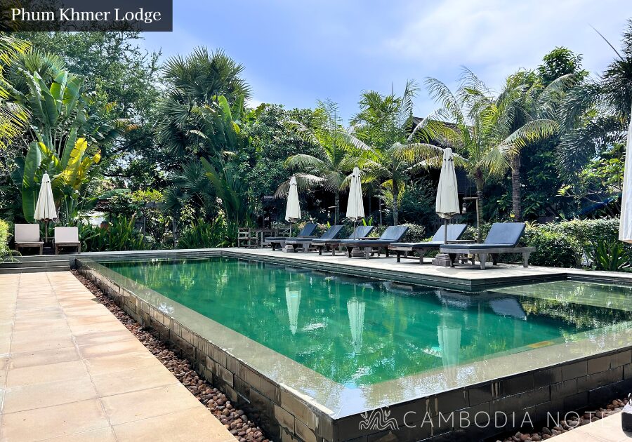 南国の緑に囲まれたPhum Khmer Lodgeの屋外プール。浅いエリアもあり家族旅行にも安心