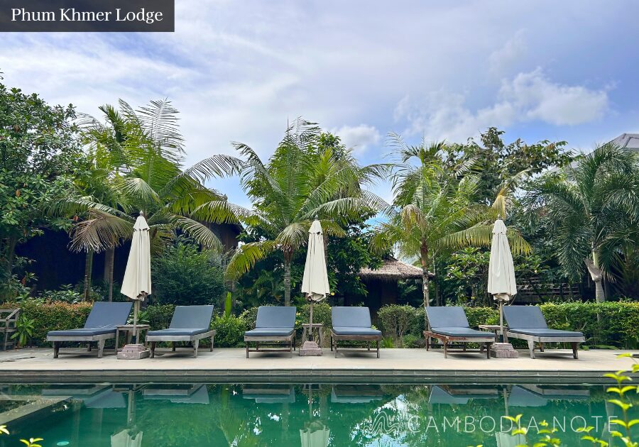 南国の緑に囲まれたPhum Khmer Lodgeの屋外プール。浅いエリアもあり家族旅行にも安心