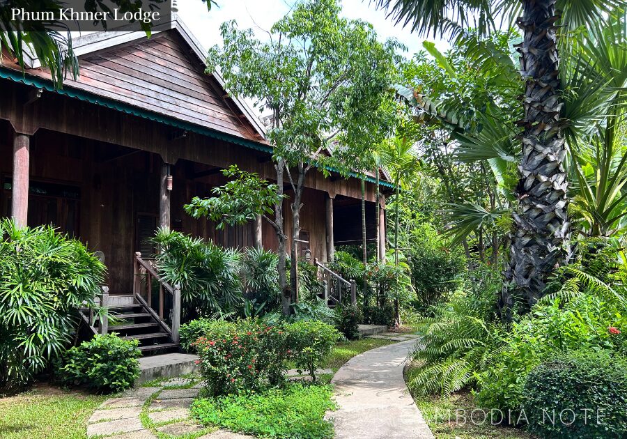緑豊かなガーデンが広がるPhum Khmer Lodgeの敷地。自然に囲まれた静かな雰囲気