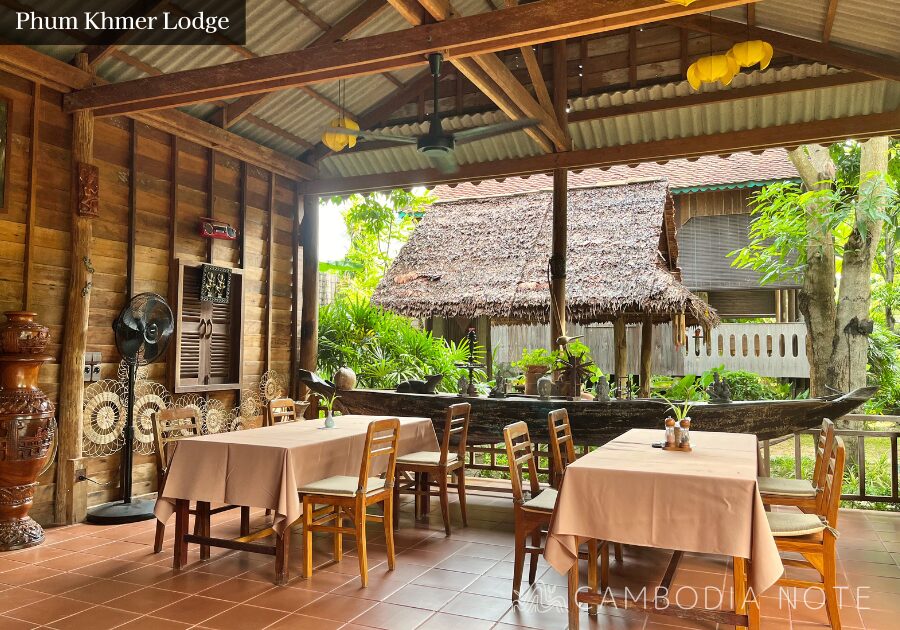 Phum Khmer Lodgeの朝食。クイティウやボーボーなどカンボジア料理と洋食が楽しめるホテルレストラン