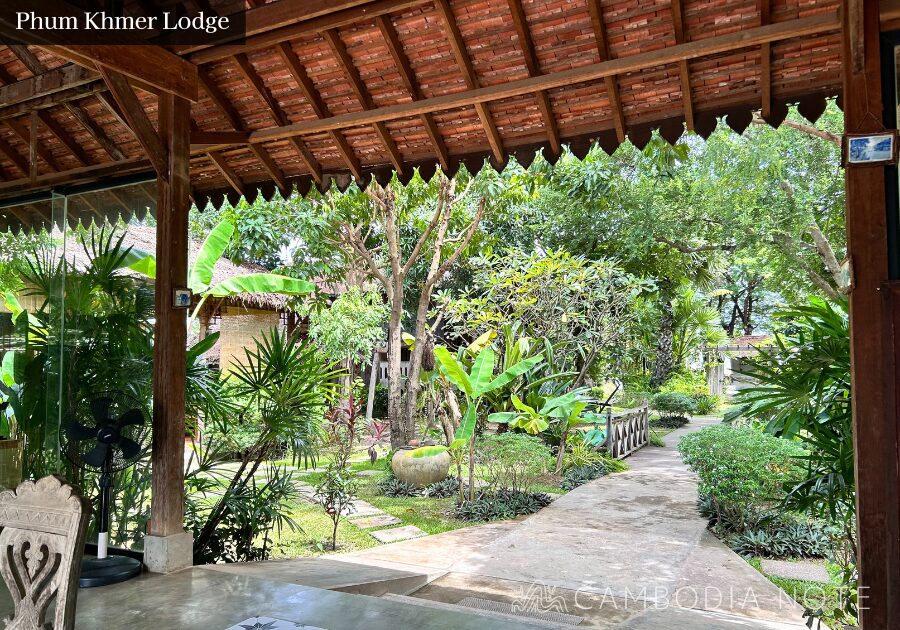 緑豊かなガーデンが広がるPhum Khmer Lodgeの敷地。自然に囲まれた静かな雰囲気