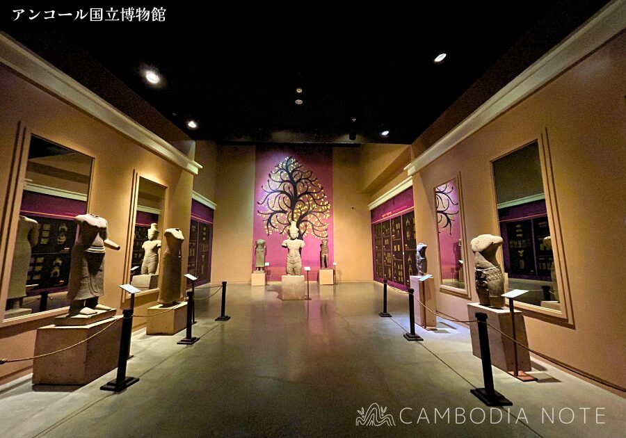 雨の日でも安心して観光できるアンコール国立博物館の展示室とクメール彫刻