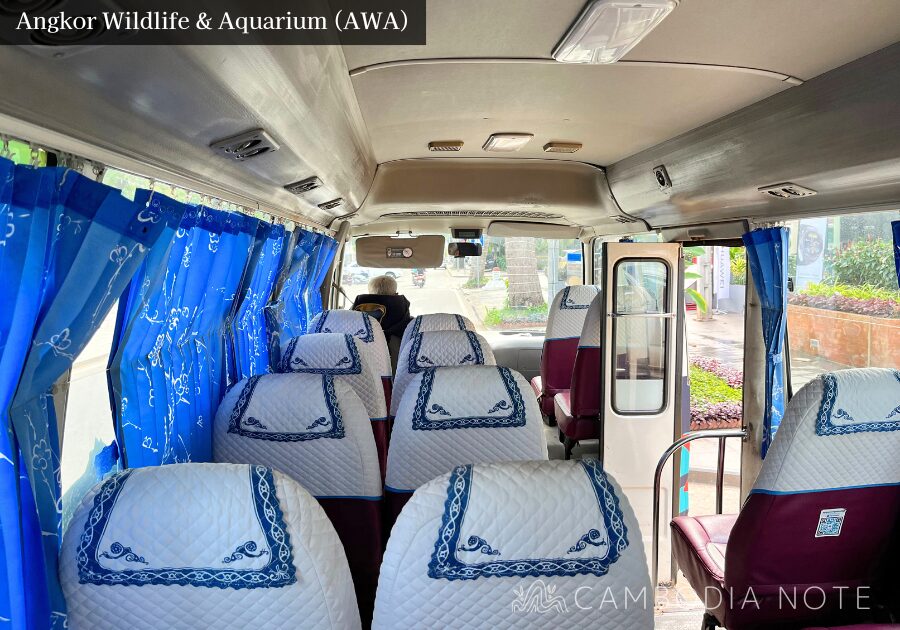 シェムリアップ市内とAngkor Wildlife & Aquariumを結ぶ無料シャトルバスの外観と乗車風景