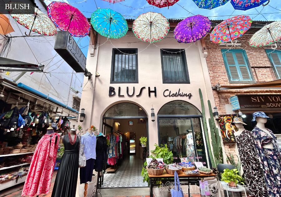 シェムリアップ・Alley WestにあるBLUSH（ブラッシュ）の店舗外観。カラフルな傘が並ぶ路地に面した入り口