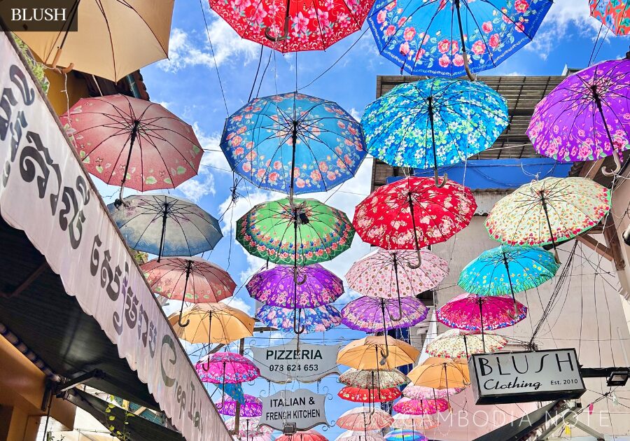 シェムリアップ・Alley WestにあるBLUSH（ブラッシュ）の店舗外観。カラフルな傘が並ぶ路地に面した入り口