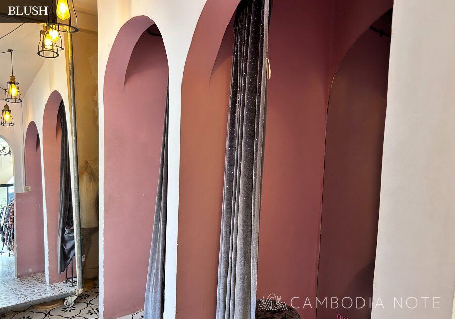 BLUSH（ブラッシュ）の店内。試着室完備で安心して買い物できる