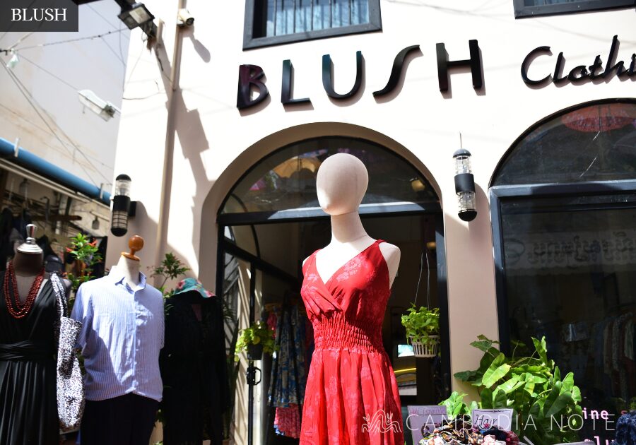 シェムリアップ・Alley WestにあるBLUSH（ブラッシュ）の店舗外観。カラフルな傘が並ぶ路地に面した入り口