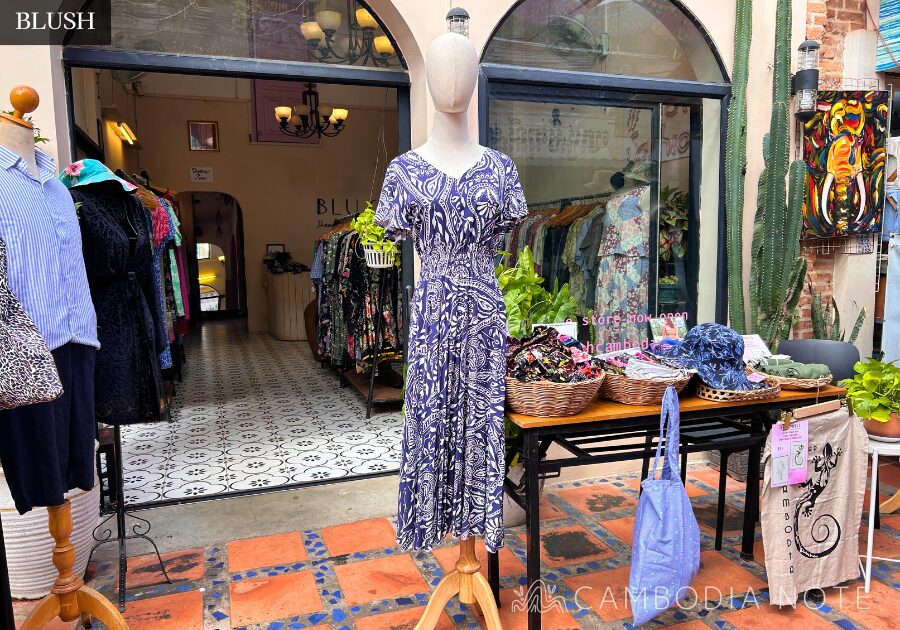 BLUSHのSwing Dress。肩が隠れるデザインとウエストゴムが特徴の軽やかなワンピース