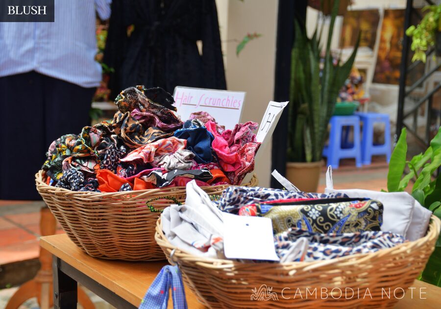 BLUSHのエコバッグ。カラフルな柄が特徴の、折りたためる軽いサブバッグ