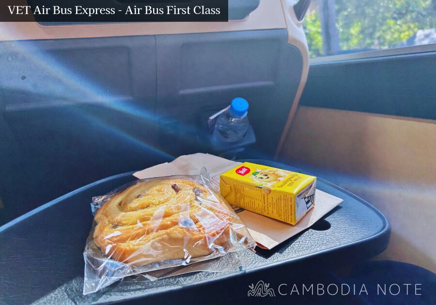 VET Air Bus Express「Air Bus First Class」の車内。広々とした3列シートとレッグレスト付き座席が並ぶ快適な空間
