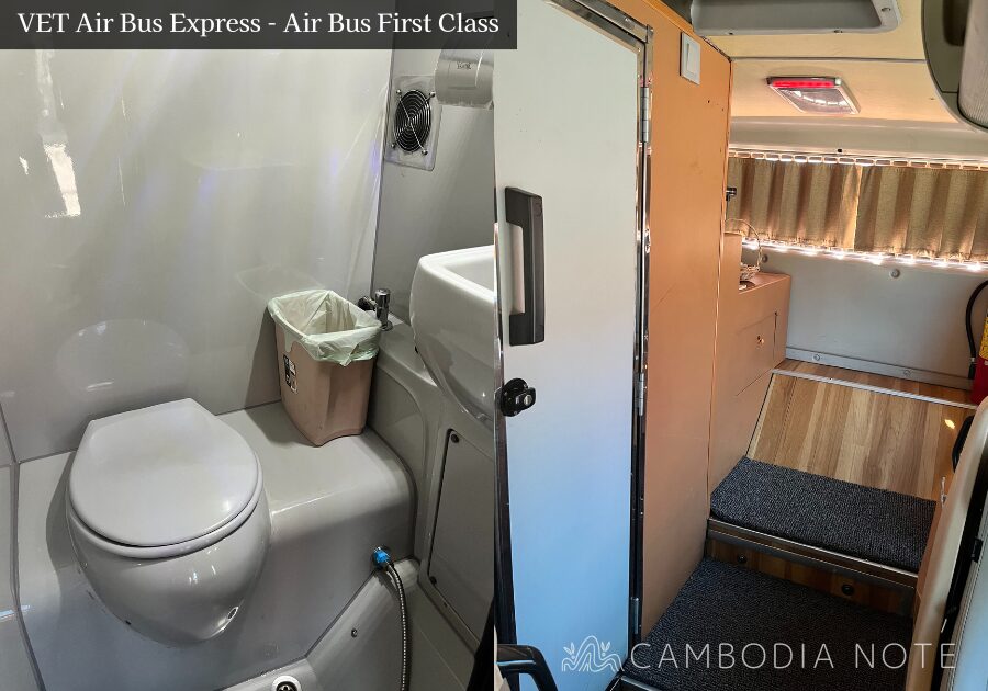 VET Air Bus Express「Air Bus First Class」の車内。広々とした3列シートとレッグレスト付き座席が並ぶ快適な空間