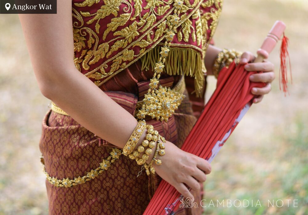 カンボジアの伝統衣装を着てアンコールワット観光