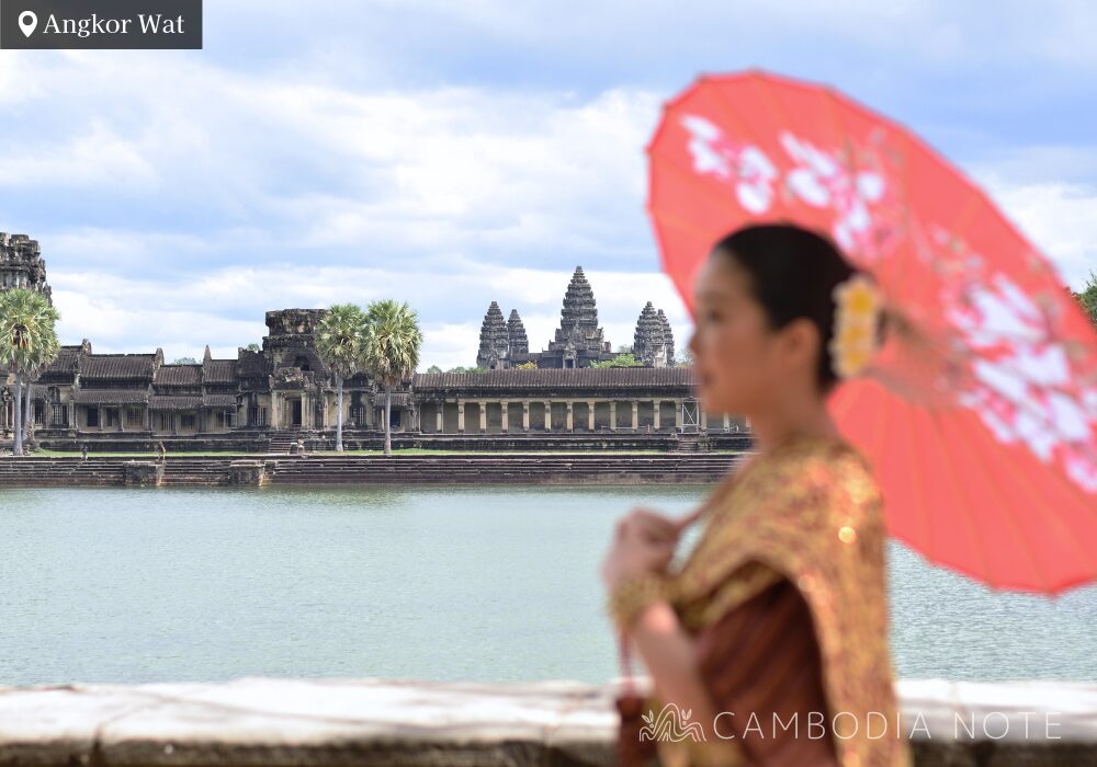カンボジアの伝統衣装を着てアンコールワット観光