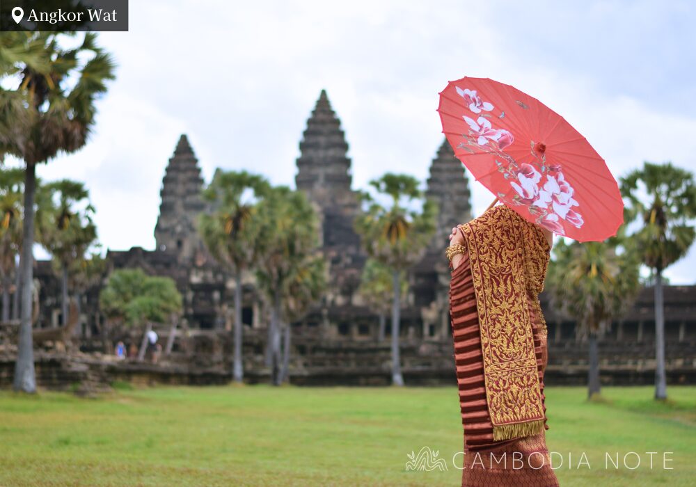 カンボジアの伝統衣装を着てアンコールワット観光