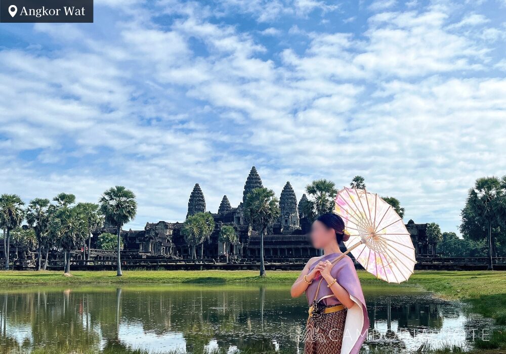 カンボジアの伝統衣装を着てアンコールワット観光