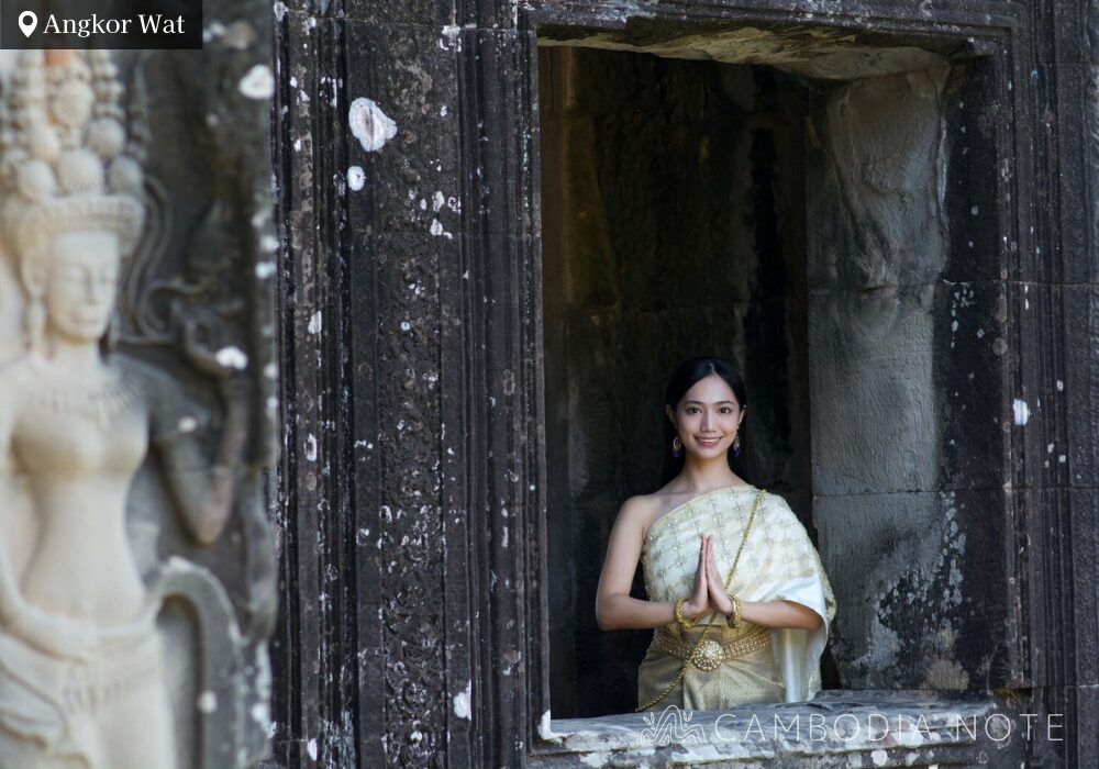 カンボジアの伝統衣装を着てアンコールワット観光