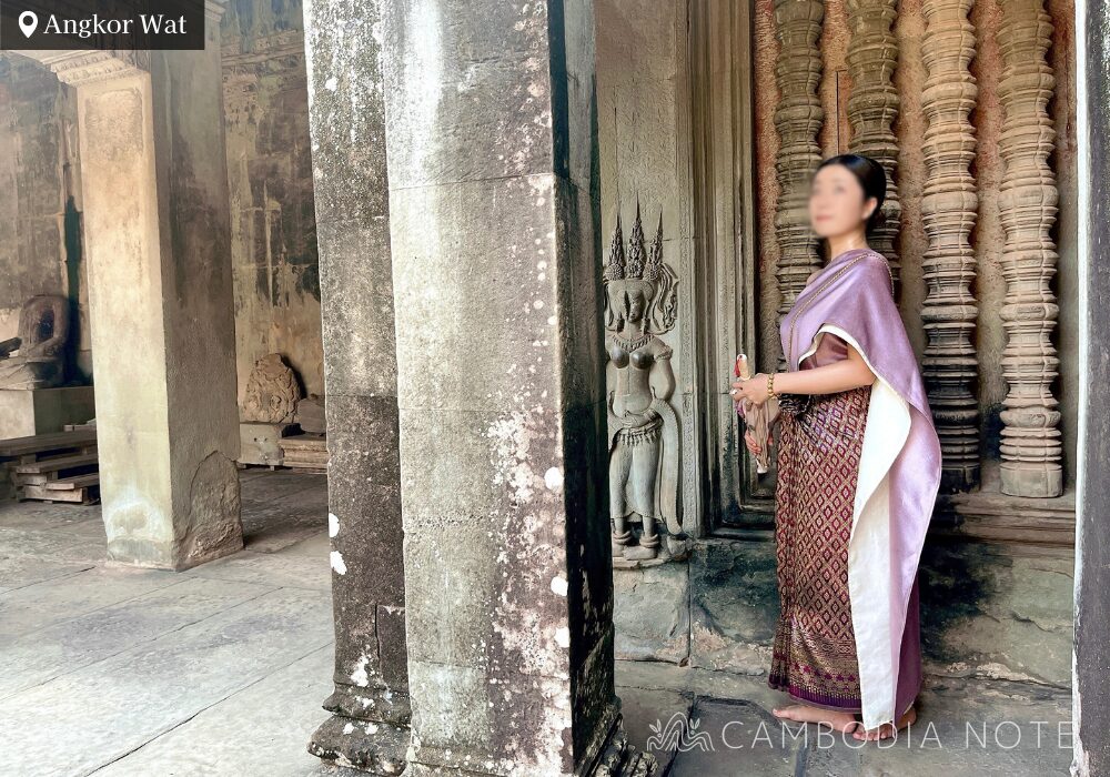 カンボジアの伝統衣装を着てアンコールワット観光