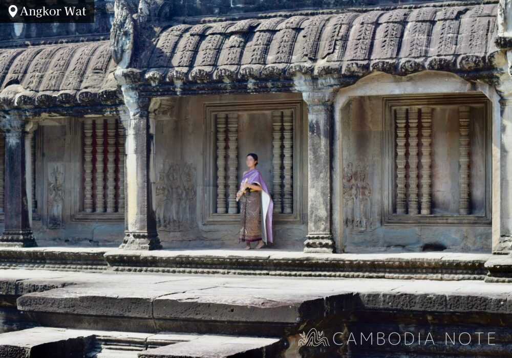 カンボジアの伝統衣装を着てアンコールワット観光