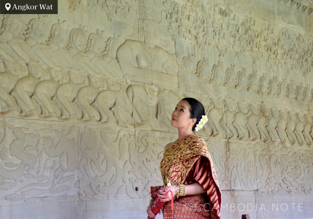 カンボジアの伝統衣装を着てアンコールワット観光