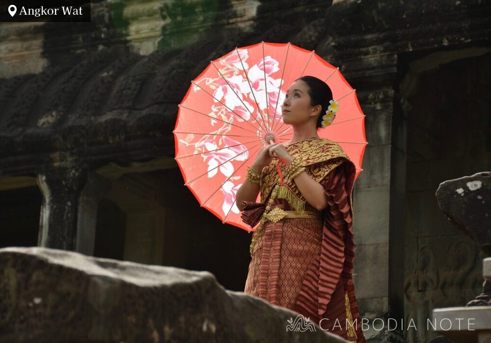 カンボジアの伝統衣装を着てアンコールワット観光