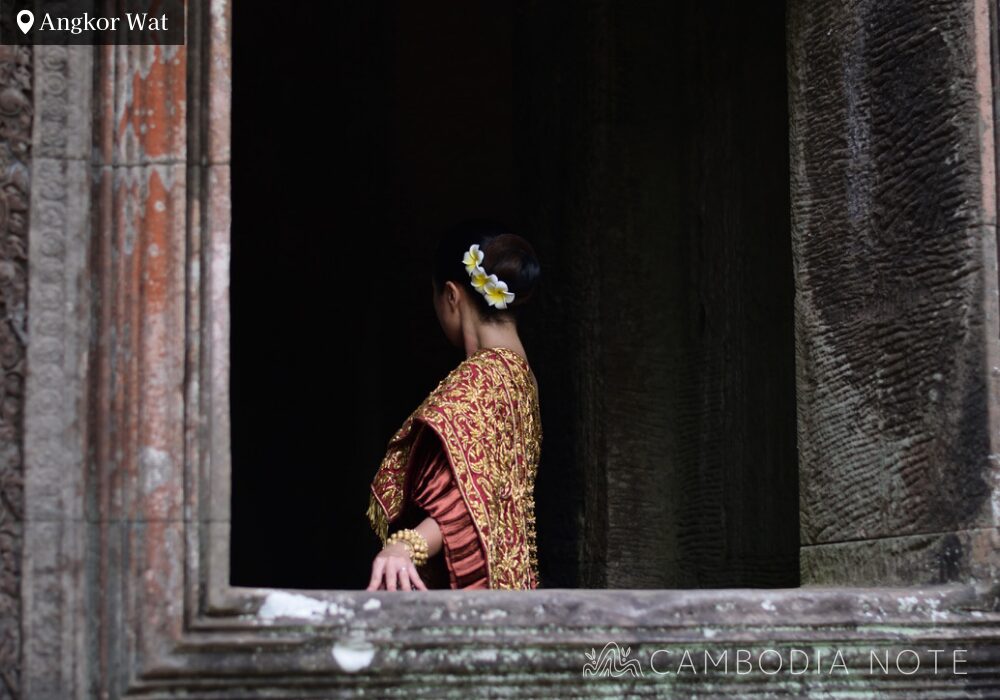 カンボジアの伝統衣装を着てアンコールワット観光