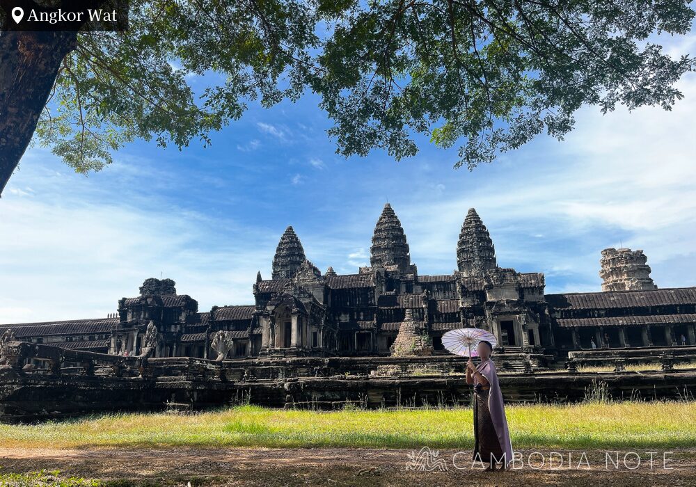 カンボジアの伝統衣装を着てアンコールワット観光