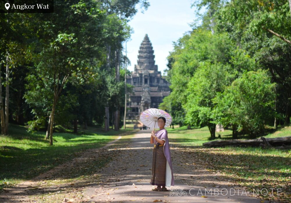 カンボジアの伝統衣装を着てアンコールワット観光